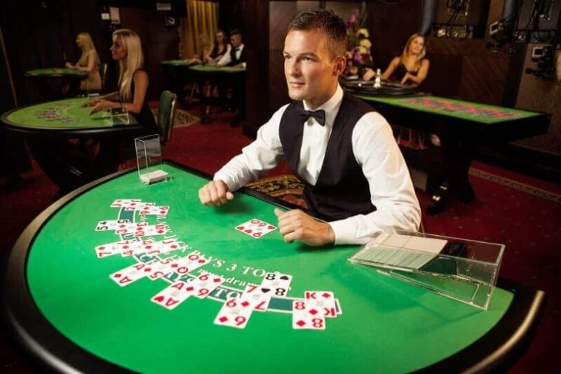 Dealer dan meja permainan kasino live